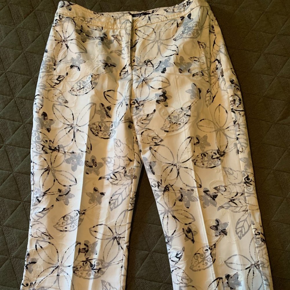 Off-white crop pants w/back slits & textured charcoal print -  (size 6)